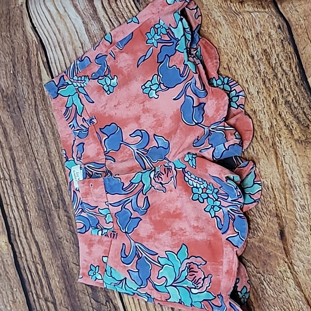 Crown & Ivy Floral Print Scalloped Shorts